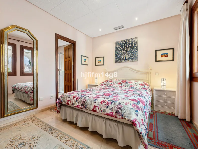 Apartment - Middle Floor Apartment в продаже в Marbella, Málaga. В доме 2 спален и 2 ванных комнат. Площадь дома 120 м²