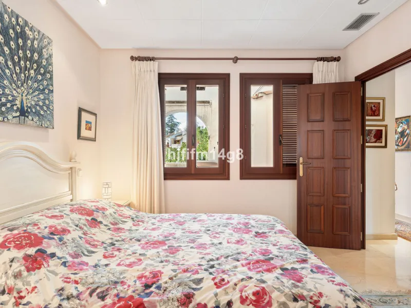 Apartment - Middle Floor Apartment в продаже в Marbella, Málaga. В доме 2 спален и 2 ванных комнат. Площадь дома 120 м²