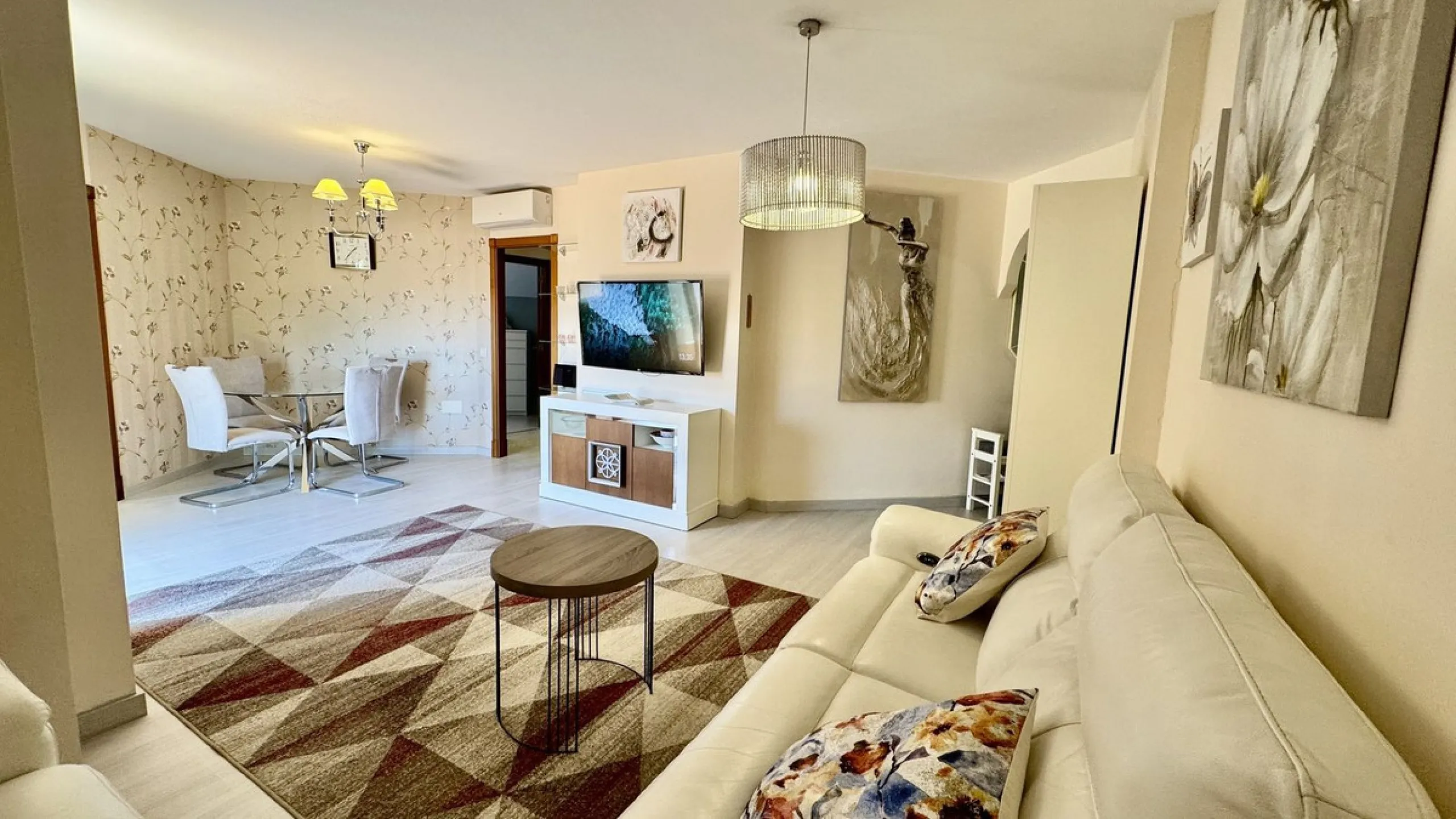 Apartment - Penthouse в продаже в Fuengirola, Málaga. В доме 2 спален и 2 ванных комнат. Площадь дома 85 м²