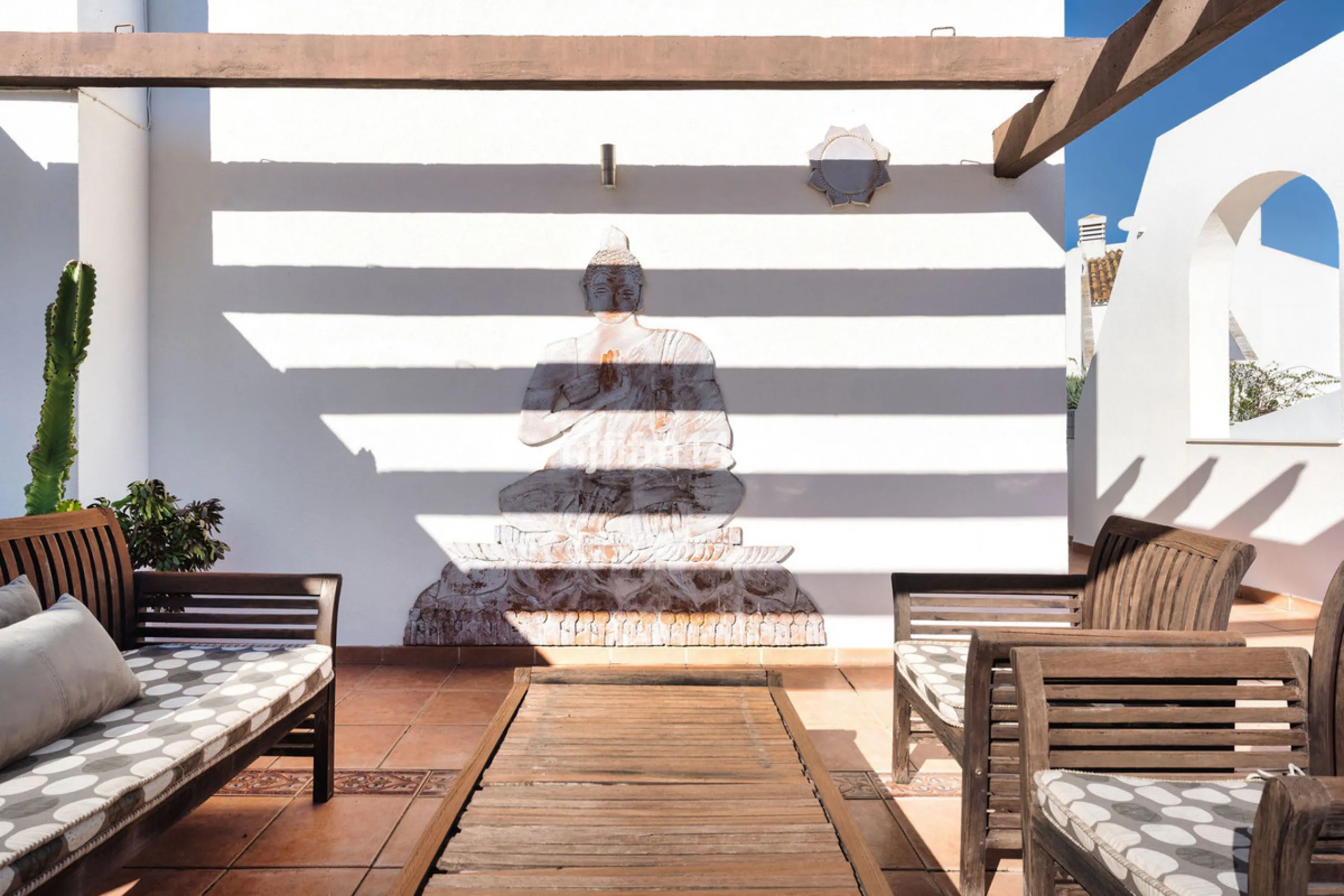 This stunning 3-bedroom townhouse is for sale in the highly sought-after El Alcornoque urbanisation in Nueva Andalucía, one of Marbella's most prestigious areas. Nestled front line to the renowned Aloha Golf Course, this exclusive development of just 22 u