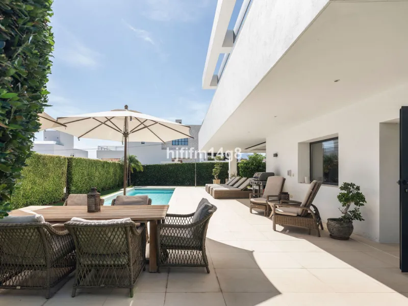 This gorgeous five-bedroom villa for sale is located just a short walk from the beach, offering the perfect blend of luxury, convenience, and coastal living. Situated in the desirable area of Linda Vista Baja, this villa is ideally positioned near the hea