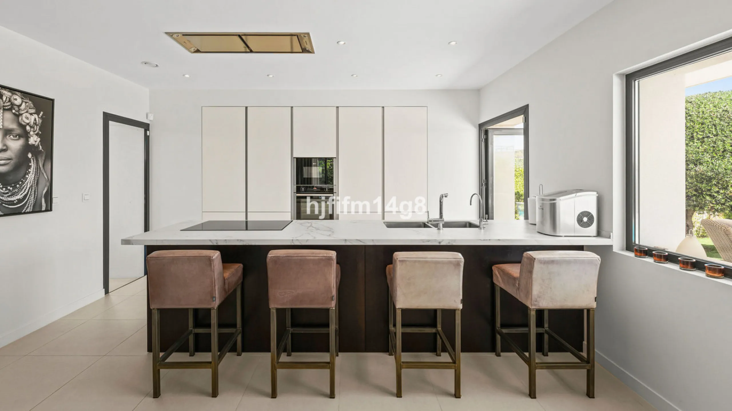 This gorgeous five-bedroom villa for sale is located just a short walk from the beach, offering the perfect blend of luxury, convenience, and coastal living. Situated in the desirable area of Linda Vista Baja, this villa is ideally positioned near the hea