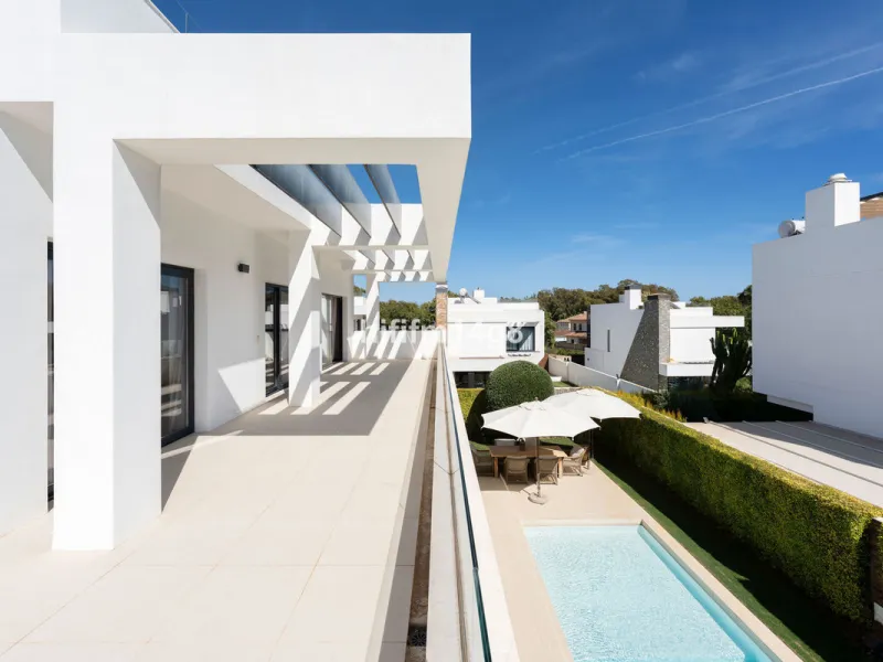 This gorgeous five-bedroom villa for sale is located just a short walk from the beach, offering the perfect blend of luxury, convenience, and coastal living. Situated in the desirable area of Linda Vista Baja, this villa is ideally positioned near the hea