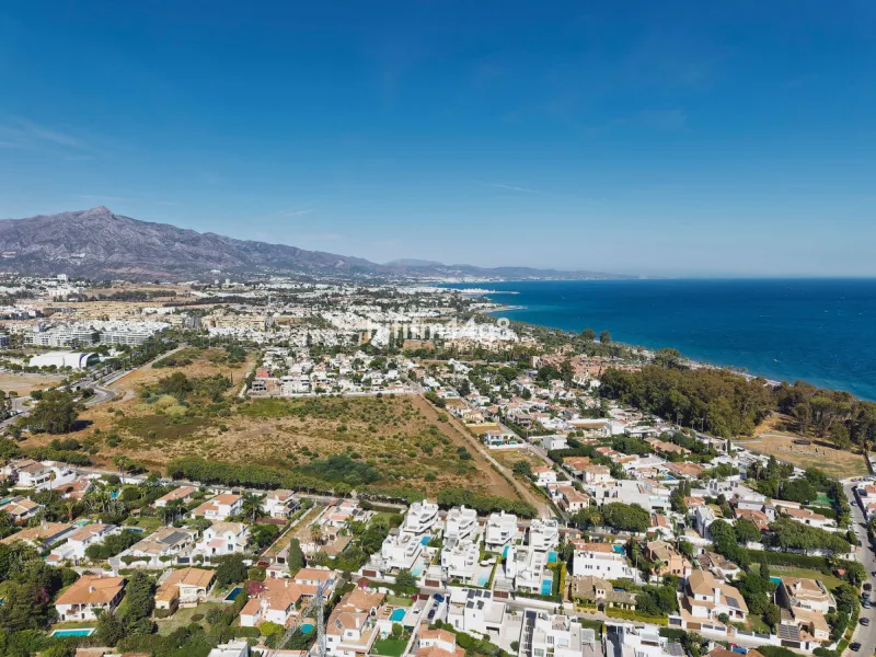 This gorgeous five-bedroom villa for sale is located just a short walk from the beach, offering the perfect blend of luxury, convenience, and coastal living. Situated in the desirable area of Linda Vista Baja, this villa is ideally positioned near the hea