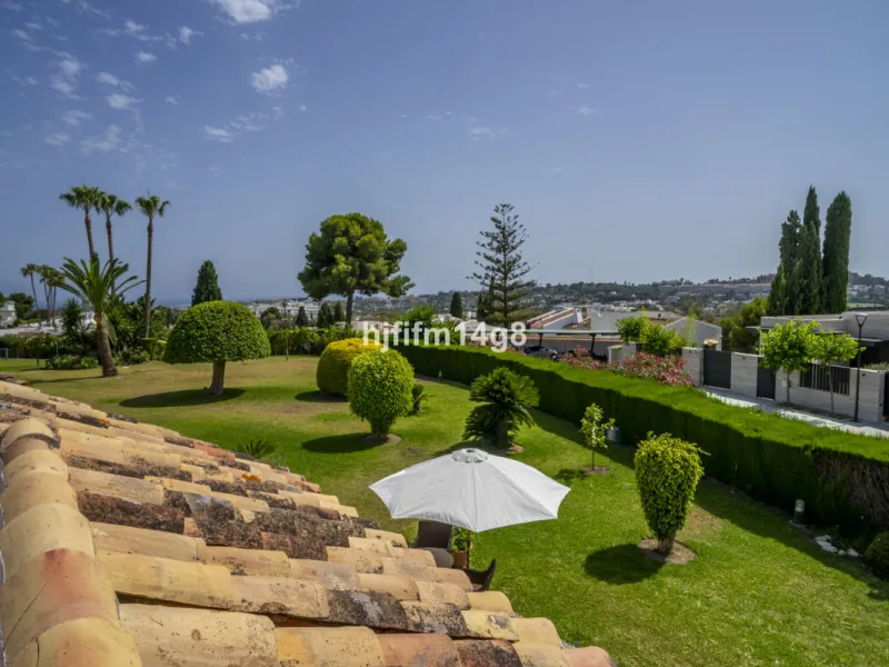 Discover this rare opportunity to own a charming townhouse for sale in Los Altos de Aloha, one of the most desirable residential complexes in Nueva Andalucía, Marbella. Perfectly positioned frontline to the pool, this beautifully maintained property offer