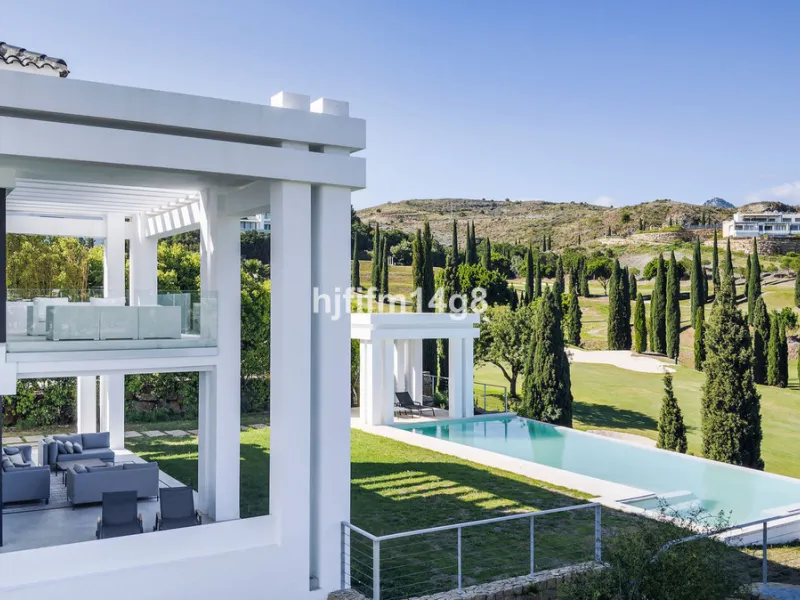 Discover an exceptional key-ready luxury villa for sale in the prestigious Los Flamingos Golf Resort, one of the most sought-after residential areas on the Costa del Sol, home to the world-famous Villa Padierna. This frontline golf property offers uninter