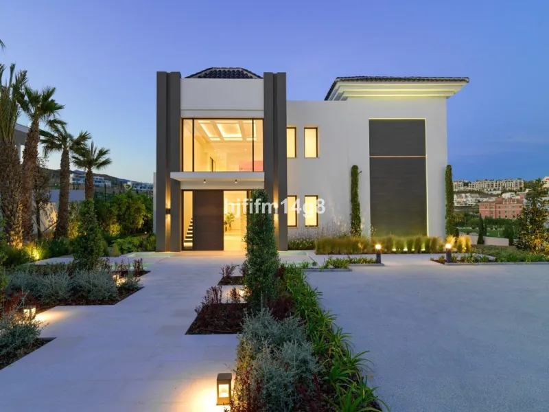 Discover an exceptional key-ready luxury villa for sale in the prestigious Los Flamingos Golf Resort, one of the most sought-after residential areas on the Costa del Sol, home to the world-famous Villa Padierna. This frontline golf property offers uninter
