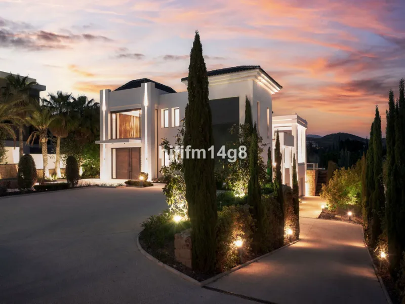 Discover an exceptional key-ready luxury villa for sale in the prestigious Los Flamingos Golf Resort, one of the most sought-after residential areas on the Costa del Sol, home to the world-famous Villa Padierna. This frontline golf property offers uninter