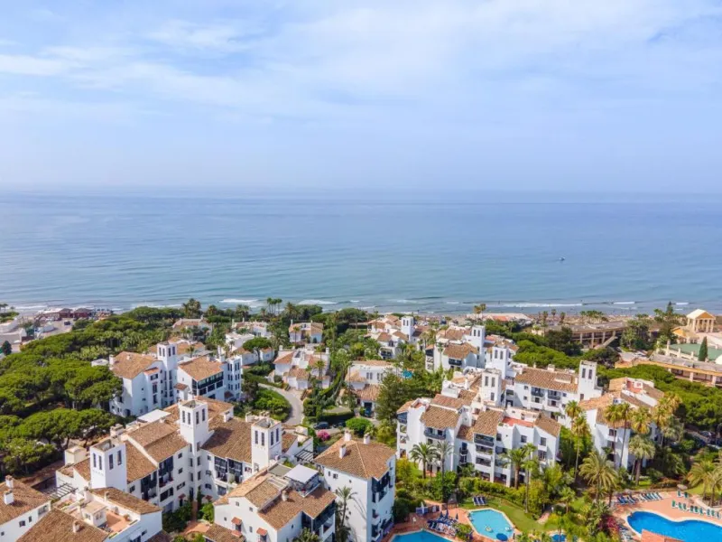 Just moments from the shoreline, this elegant 2-bedroom, 2-bathroom apartment is nestled within the sought-after gated community of Jardines de las Golondrinas, just 200 metres from one of Marbella's finest sandy beaches. Set in the prestigious area of El
