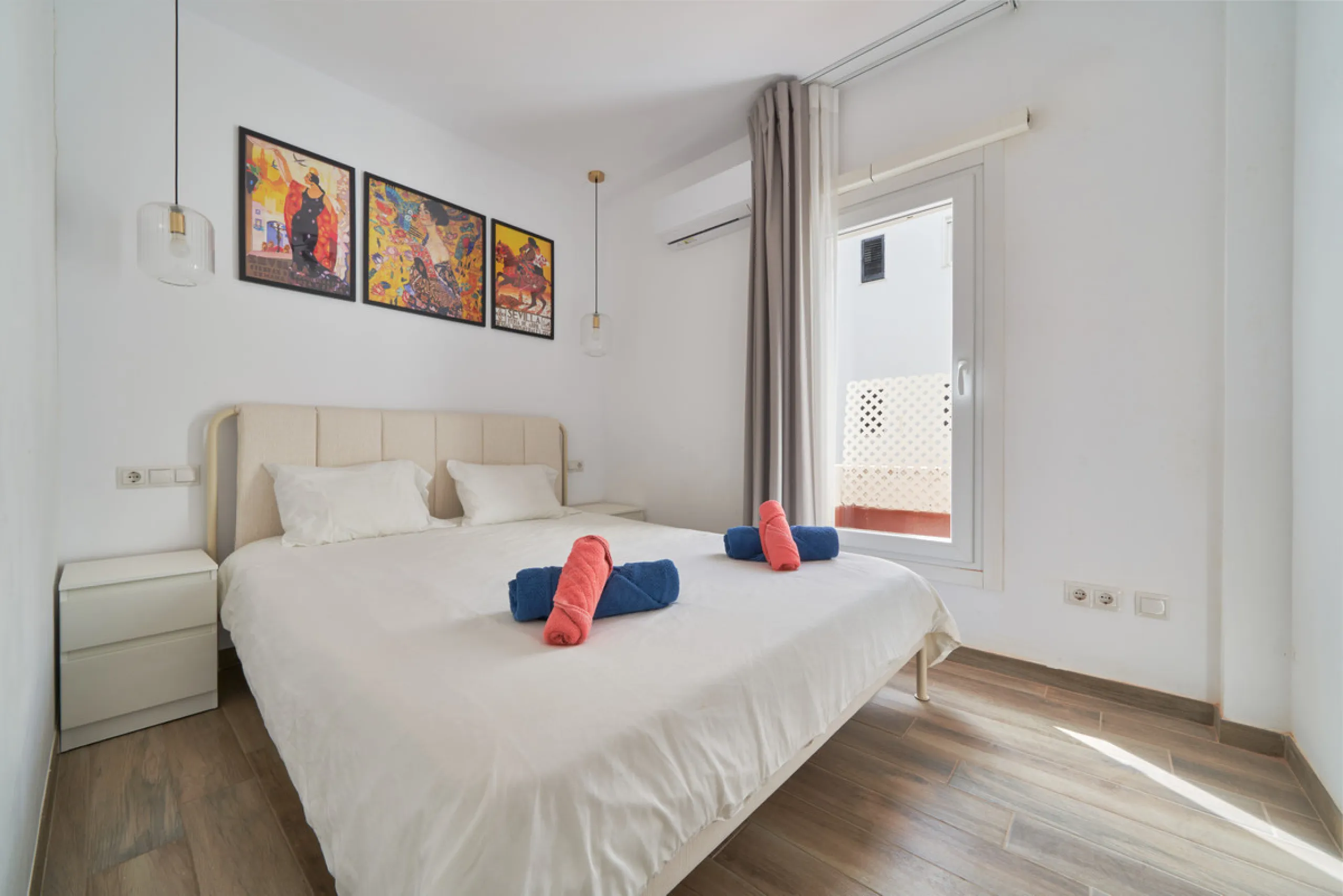 Just moments from the shoreline, this elegant 2-bedroom, 2-bathroom apartment is nestled within the sought-after gated community of Jardines de las Golondrinas, just 200 metres from one of Marbella's finest sandy beaches. Set in the prestigious area of El