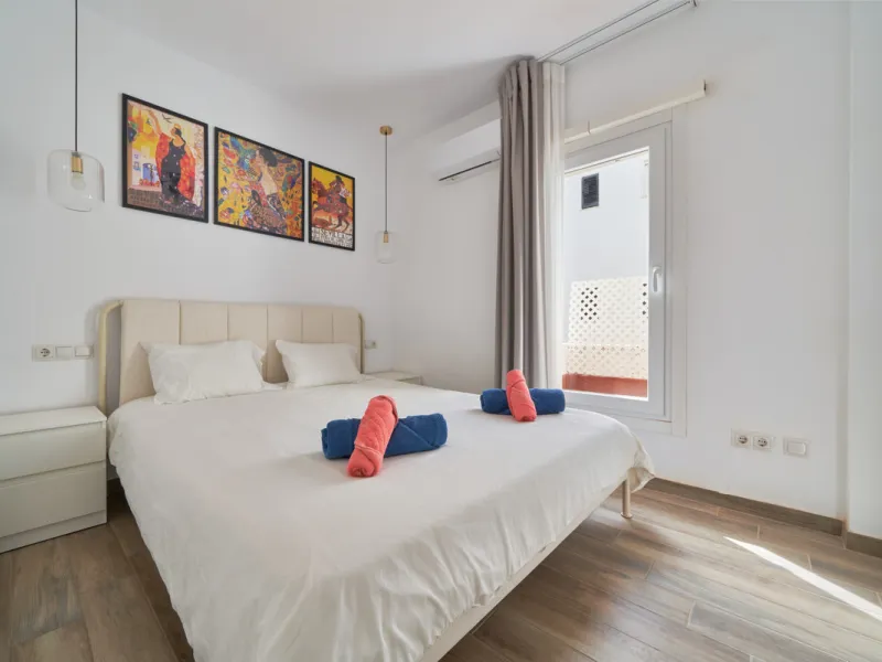 Just moments from the shoreline, this elegant 2-bedroom, 2-bathroom apartment is nestled within the sought-after gated community of Jardines de las Golondrinas, just 200 metres from one of Marbella's finest sandy beaches. Set in the prestigious area of El