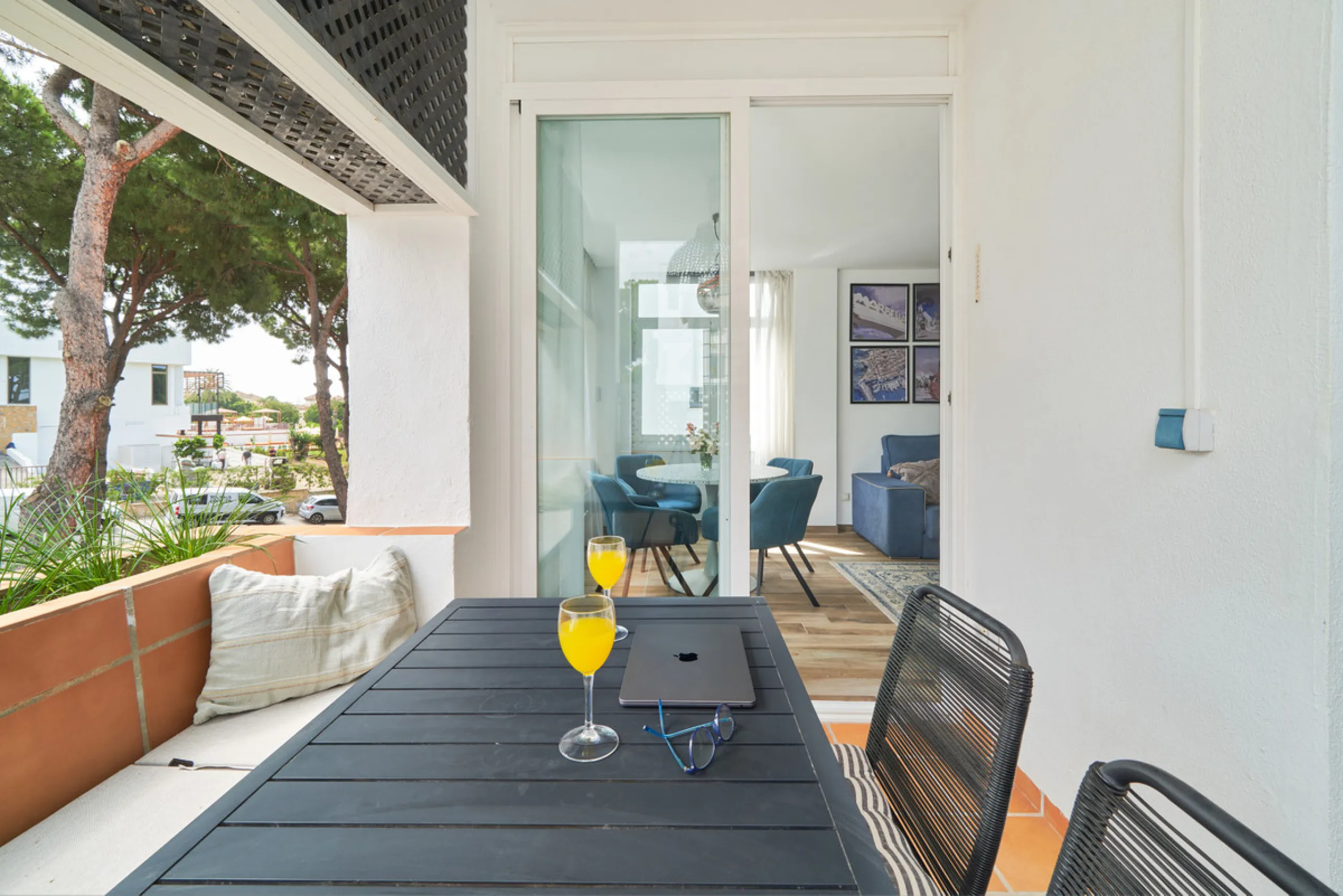 Just moments from the shoreline, this elegant 2-bedroom, 2-bathroom apartment is nestled within the sought-after gated community of Jardines de las Golondrinas, just 200 metres from one of Marbella's finest sandy beaches. Set in the prestigious area of El