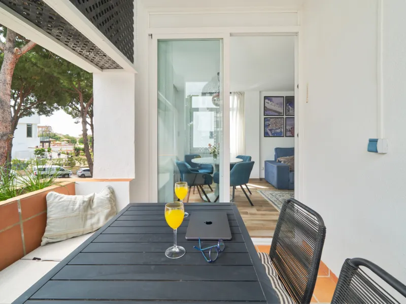 Just moments from the shoreline, this elegant 2-bedroom, 2-bathroom apartment is nestled within the sought-after gated community of Jardines de las Golondrinas, just 200 metres from one of Marbella's finest sandy beaches. Set in the prestigious area of El