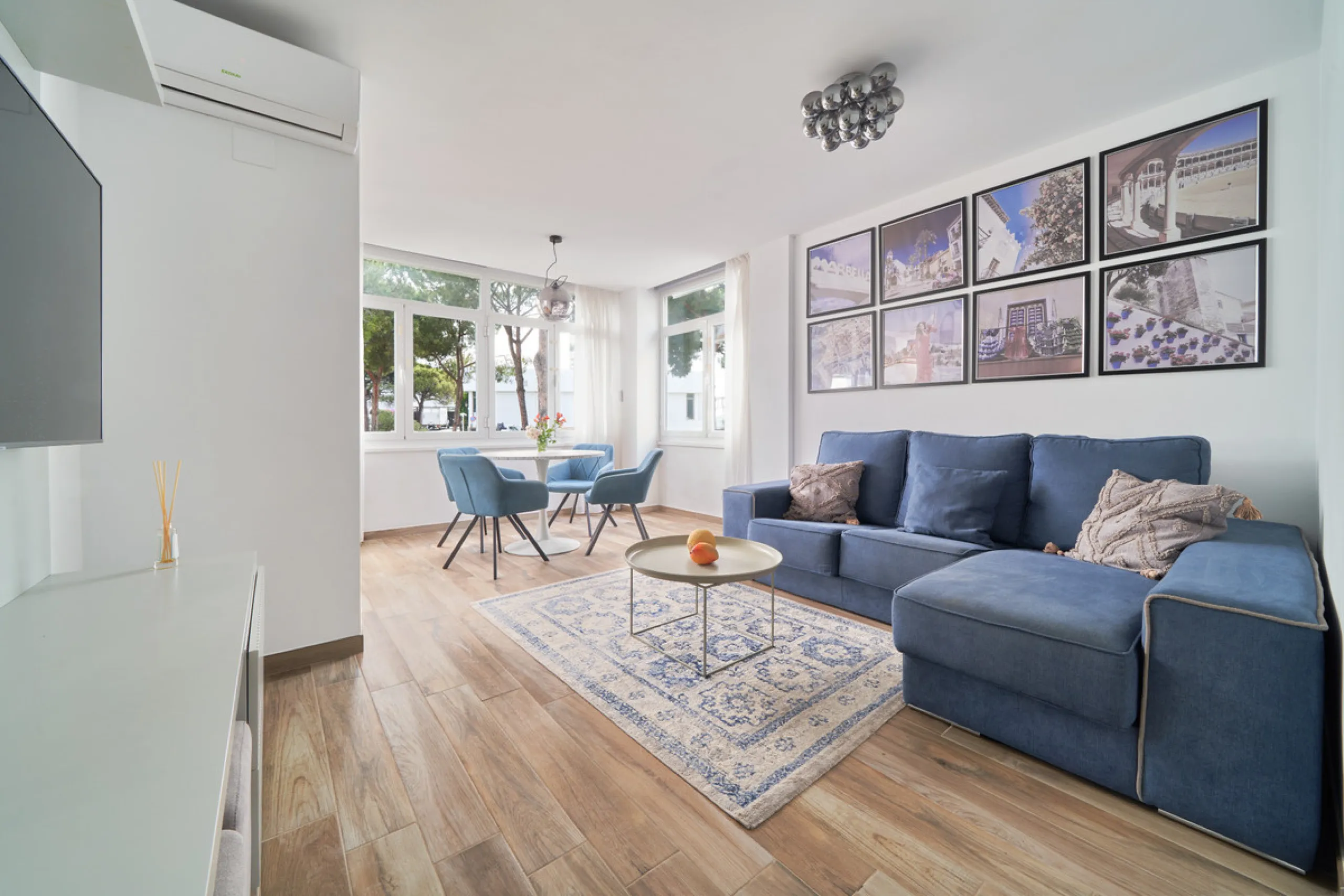 Just moments from the shoreline, this elegant 2-bedroom, 2-bathroom apartment is nestled within the sought-after gated community of Jardines de las Golondrinas, just 200 metres from one of Marbella's finest sandy beaches. Set in the prestigious area of El