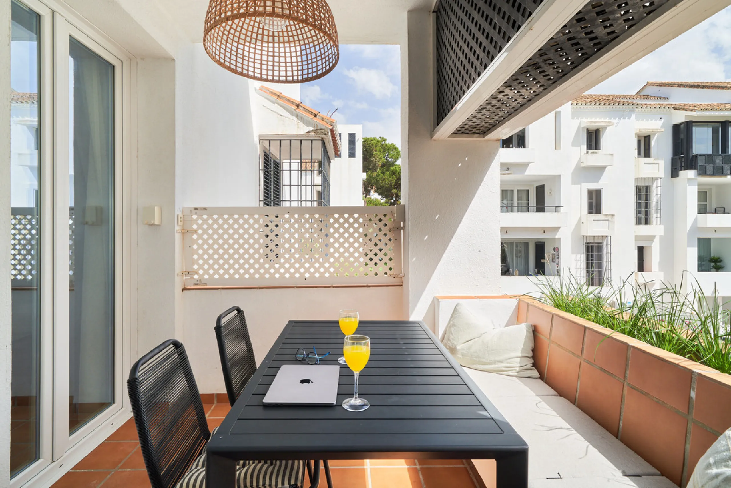 Just moments from the shoreline, this elegant 2-bedroom, 2-bathroom apartment is nestled within the sought-after gated community of Jardines de las Golondrinas, just 200 metres from one of Marbella's finest sandy beaches. Set in the prestigious area of El