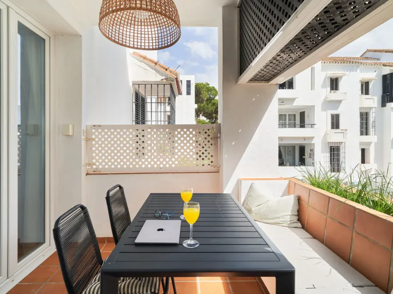 Just moments from the shoreline, this elegant 2-bedroom, 2-bathroom apartment is nestled within the sought-after gated community of Jardines de las Golondrinas, just 200 metres from one of Marbella's finest sandy beaches. Set in the prestigious area of El