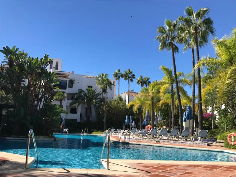 Just moments from the shoreline, this elegant 2-bedroom, 2-bathroom apartment is nestled within the sought-after gated community of Jardines de las Golondrinas, just 200 metres from one of Marbella's finest sandy beaches. Set in the prestigious area of El