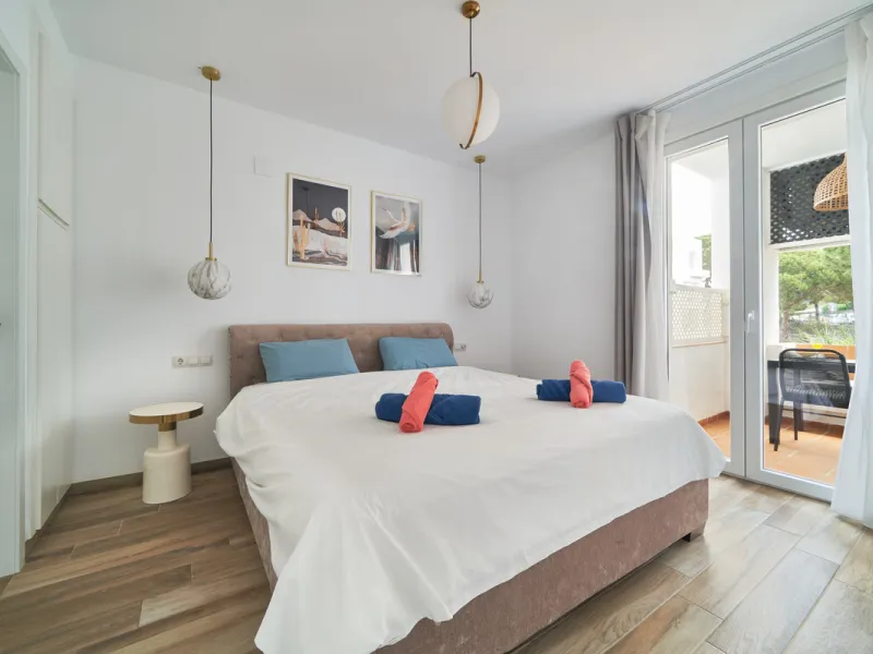 Just moments from the shoreline, this elegant 2-bedroom, 2-bathroom apartment is nestled within the sought-after gated community of Jardines de las Golondrinas, just 200 metres from one of Marbella's finest sandy beaches. Set in the prestigious area of El