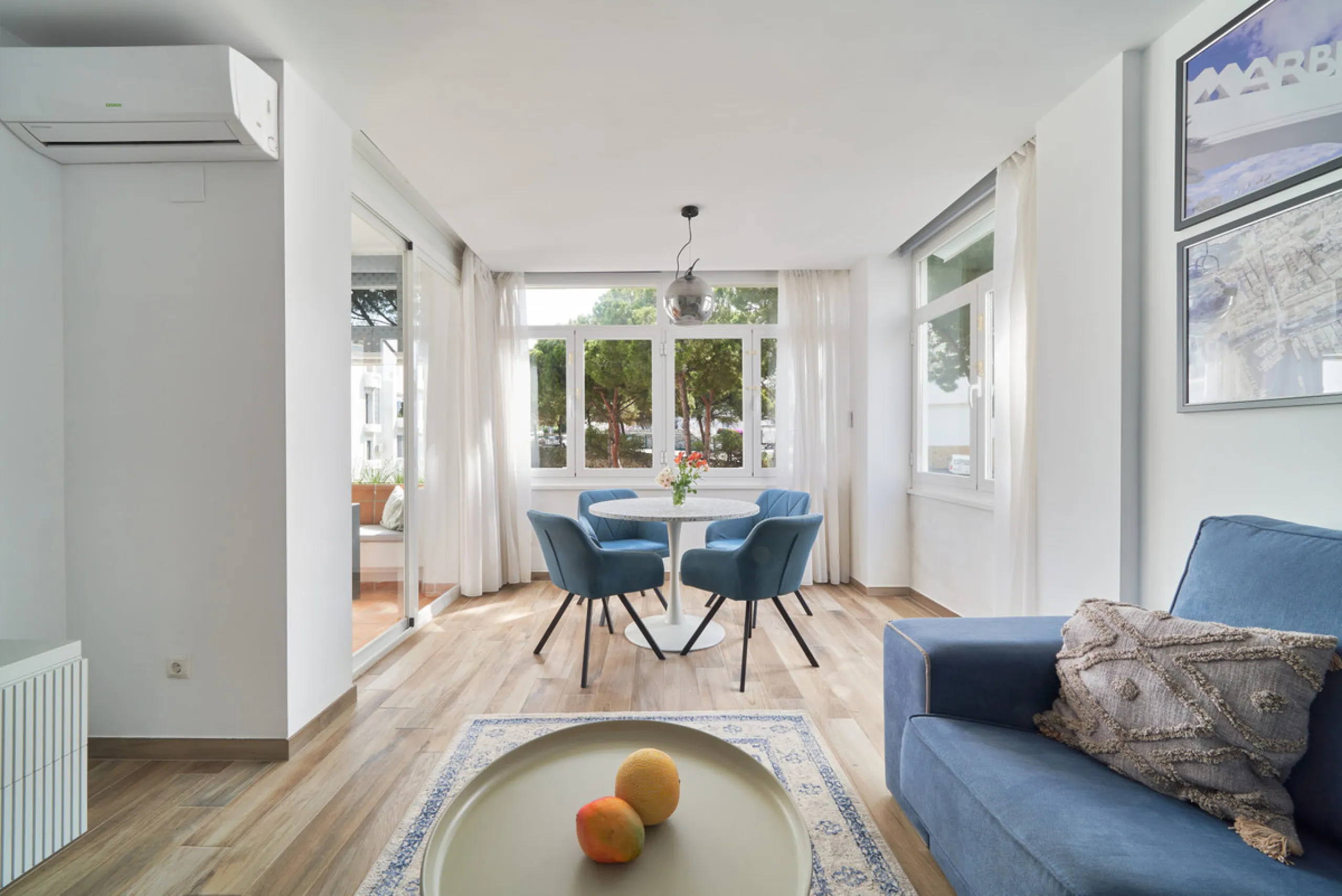 Just moments from the shoreline, this elegant 2-bedroom, 2-bathroom apartment is nestled within the sought-after gated community of Jardines de las Golondrinas, just 200 metres from one of Marbella's finest sandy beaches. Set in the prestigious area of El