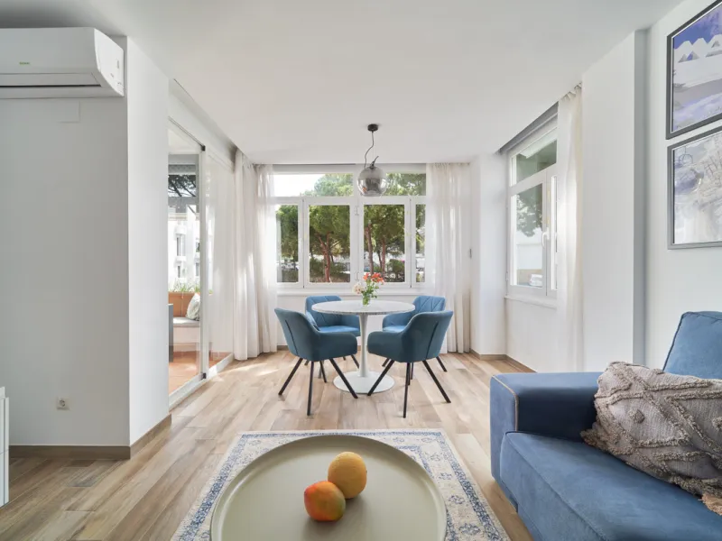 Just moments from the shoreline, this elegant 2-bedroom, 2-bathroom apartment is nestled within the sought-after gated community of Jardines de las Golondrinas, just 200 metres from one of Marbella's finest sandy beaches. Set in the prestigious area of El