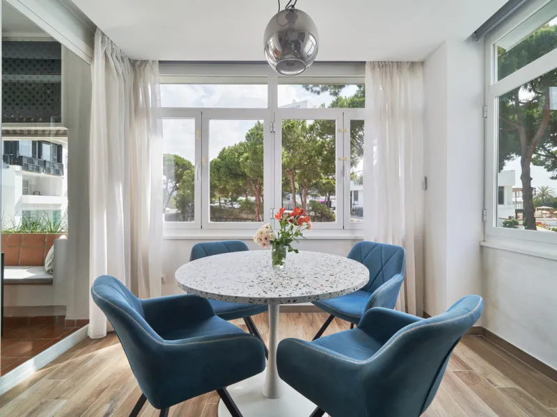 Just moments from the shoreline, this elegant 2-bedroom, 2-bathroom apartment is nestled within the sought-after gated community of Jardines de las Golondrinas, just 200 metres from one of Marbella's finest sandy beaches. Set in the prestigious area of El