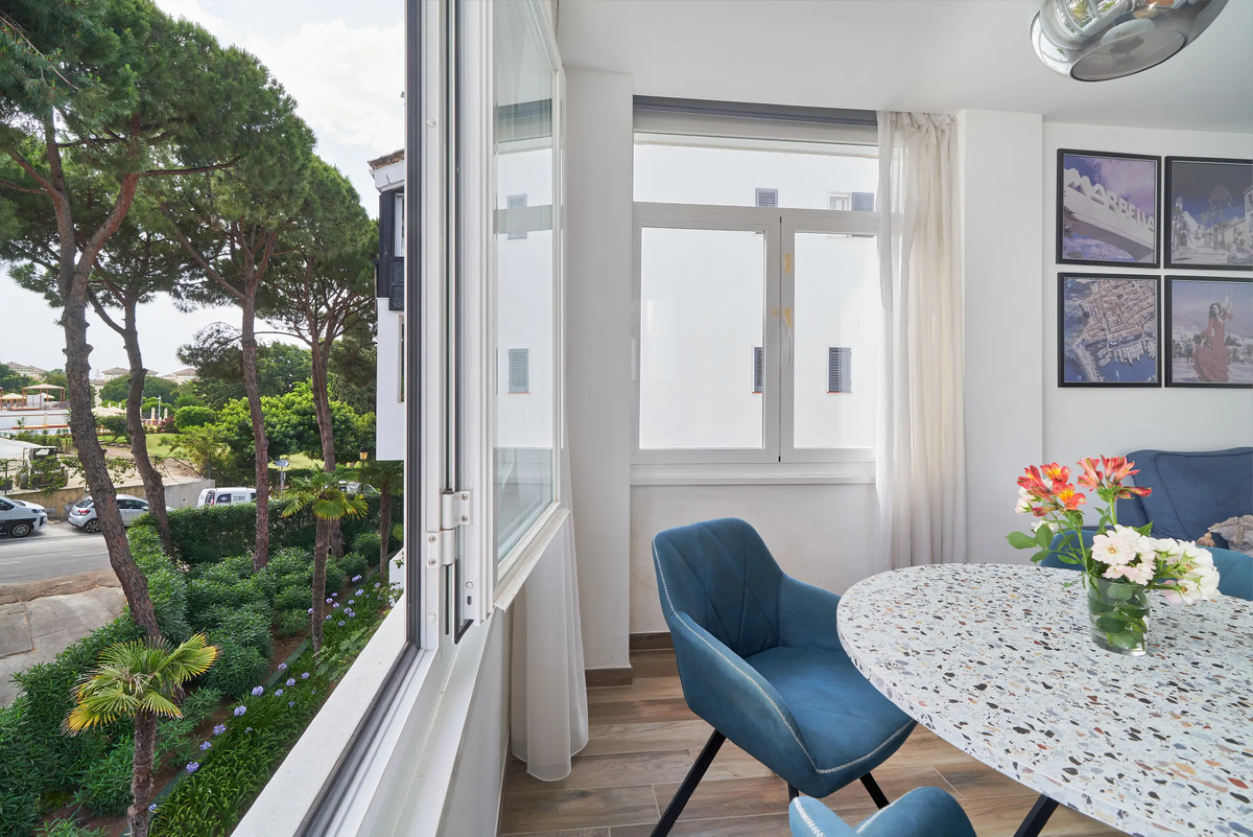 Just moments from the shoreline, this elegant 2-bedroom, 2-bathroom apartment is nestled within the sought-after gated community of Jardines de las Golondrinas, just 200 metres from one of Marbella's finest sandy beaches. Set in the prestigious area of El