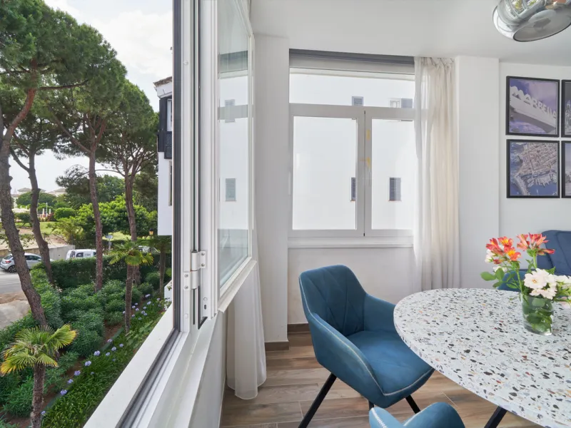 Just moments from the shoreline, this elegant 2-bedroom, 2-bathroom apartment is nestled within the sought-after gated community of Jardines de las Golondrinas, just 200 metres from one of Marbella's finest sandy beaches. Set in the prestigious area of El