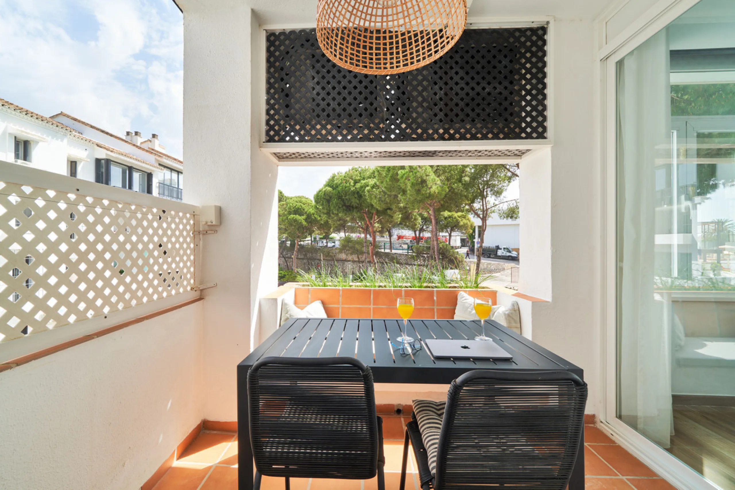 Just moments from the shoreline, this elegant 2-bedroom, 2-bathroom apartment is nestled within the sought-after gated community of Jardines de las Golondrinas, just 200 metres from one of Marbella's finest sandy beaches. Set in the prestigious area of El