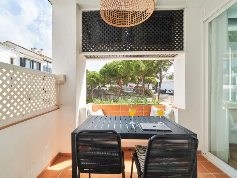 Just moments from the shoreline, this elegant 2-bedroom, 2-bathroom apartment is nestled within the sought-after gated community of Jardines de las Golondrinas, just 200 metres from one of Marbella's finest sandy beaches. Set in the prestigious area of El