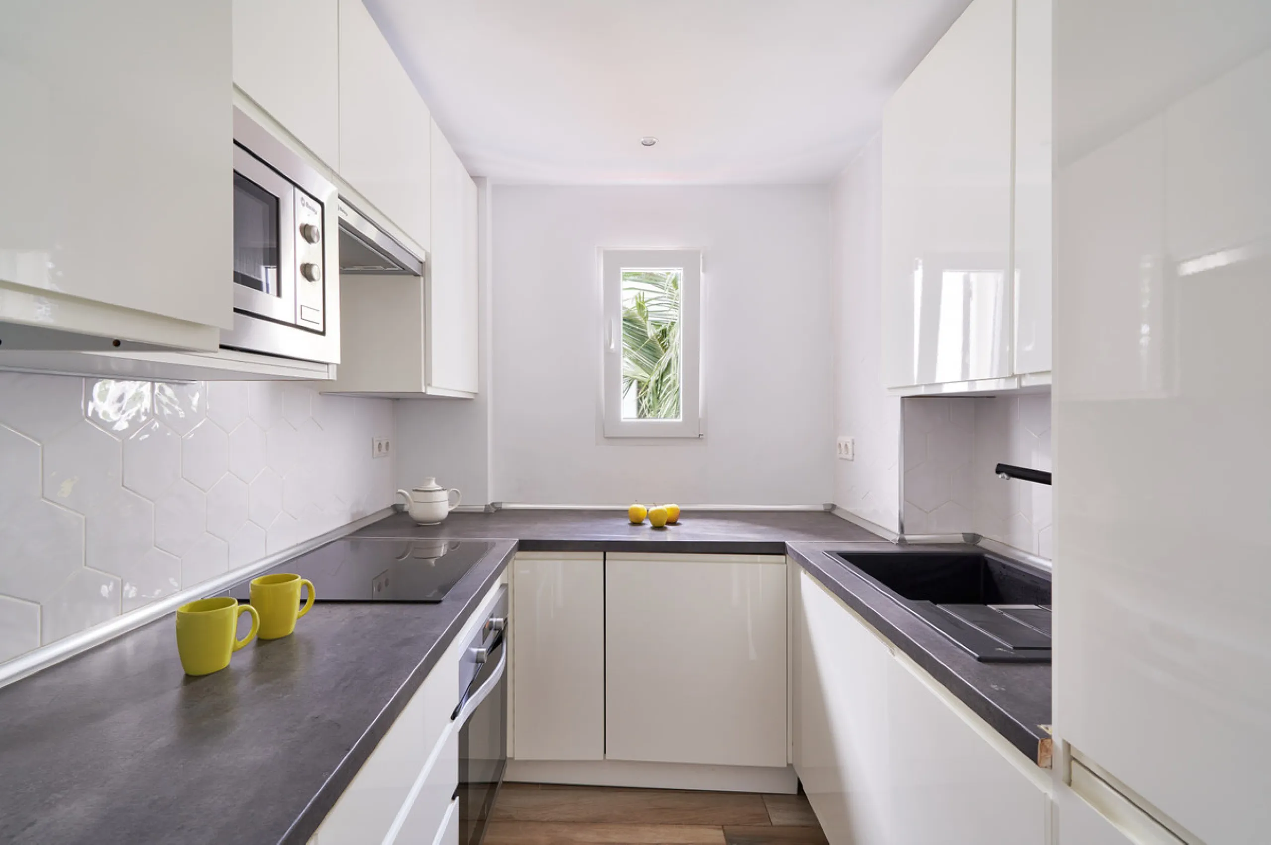 Just moments from the shoreline, this elegant 2-bedroom, 2-bathroom apartment is nestled within the sought-after gated community of Jardines de las Golondrinas, just 200 metres from one of Marbella's finest sandy beaches. Set in the prestigious area of El