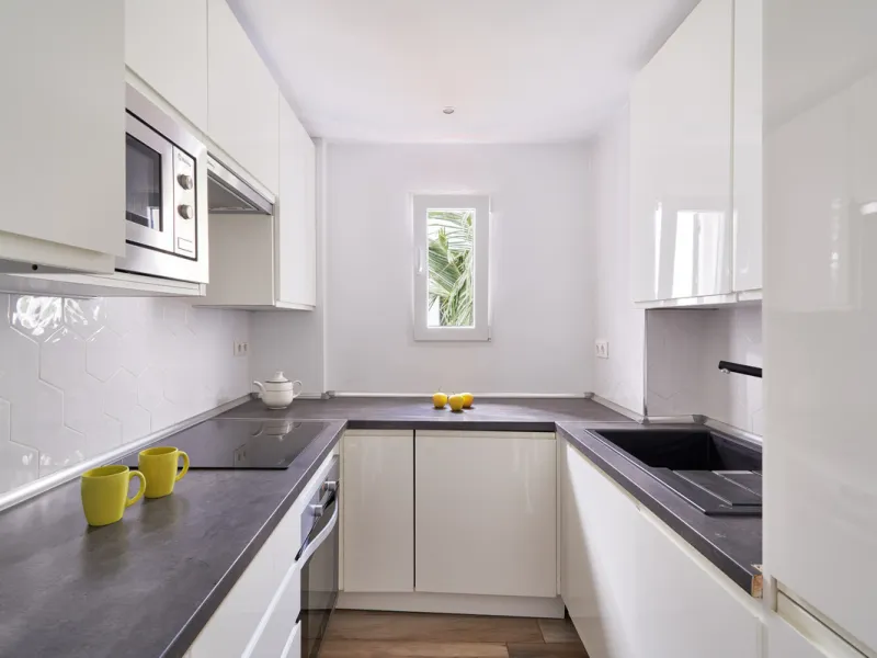 Just moments from the shoreline, this elegant 2-bedroom, 2-bathroom apartment is nestled within the sought-after gated community of Jardines de las Golondrinas, just 200 metres from one of Marbella's finest sandy beaches. Set in the prestigious area of El