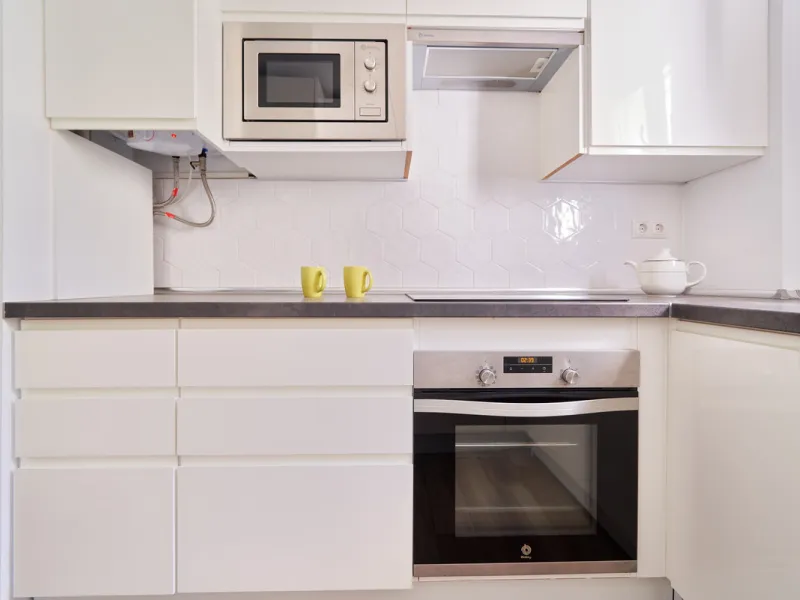 Just moments from the shoreline, this elegant 2-bedroom, 2-bathroom apartment is nestled within the sought-after gated community of Jardines de las Golondrinas, just 200 metres from one of Marbella's finest sandy beaches. Set in the prestigious area of El