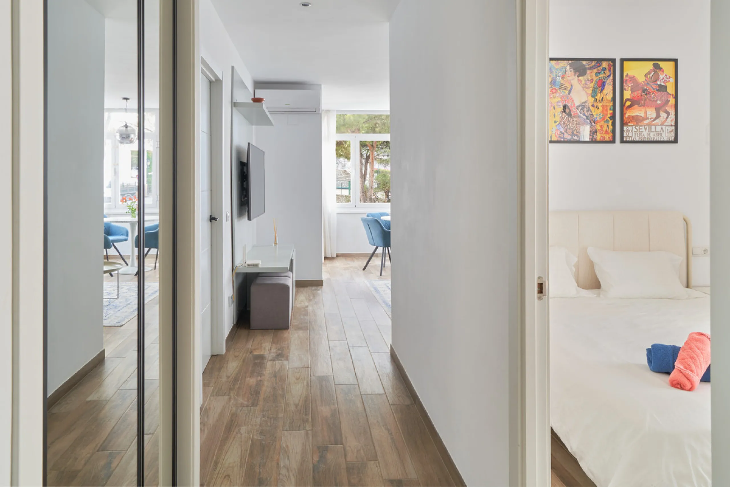 Just moments from the shoreline, this elegant 2-bedroom, 2-bathroom apartment is nestled within the sought-after gated community of Jardines de las Golondrinas, just 200 metres from one of Marbella's finest sandy beaches. Set in the prestigious area of El