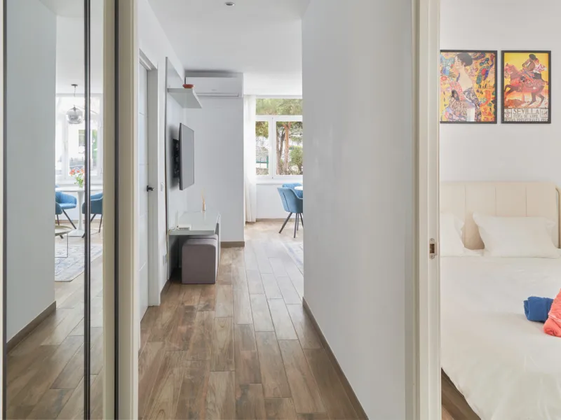 Just moments from the shoreline, this elegant 2-bedroom, 2-bathroom apartment is nestled within the sought-after gated community of Jardines de las Golondrinas, just 200 metres from one of Marbella's finest sandy beaches. Set in the prestigious area of El