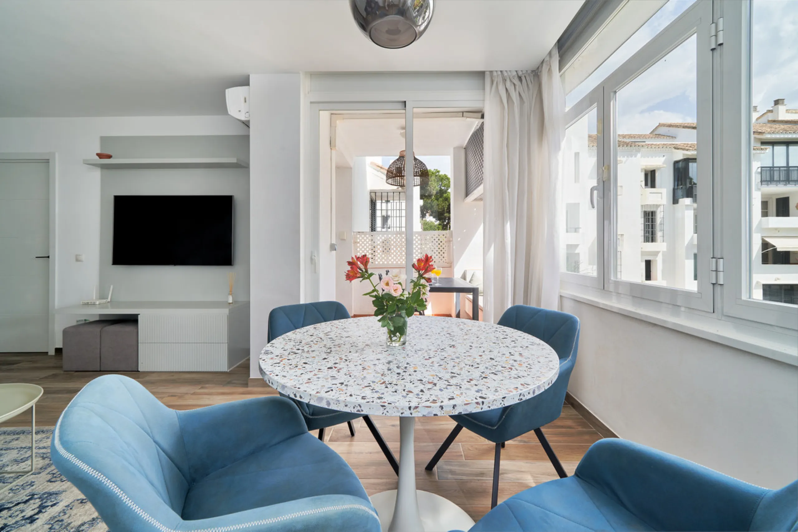 Just moments from the shoreline, this elegant 2-bedroom, 2-bathroom apartment is nestled within the sought-after gated community of Jardines de las Golondrinas, just 200 metres from one of Marbella's finest sandy beaches. Set in the prestigious area of El