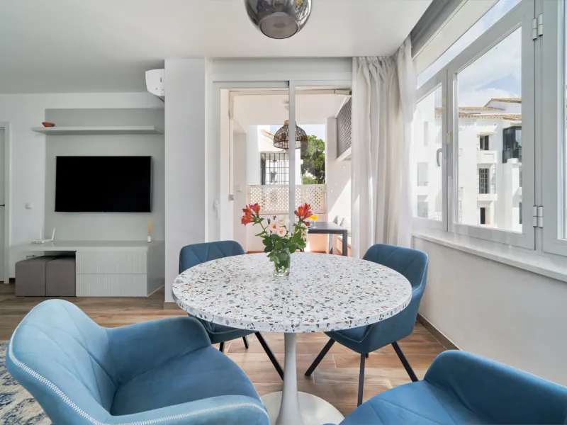 Just moments from the shoreline, this elegant 2-bedroom, 2-bathroom apartment is nestled within the sought-after gated community of Jardines de las Golondrinas, just 200 metres from one of Marbella's finest sandy beaches. Set in the prestigious area of El