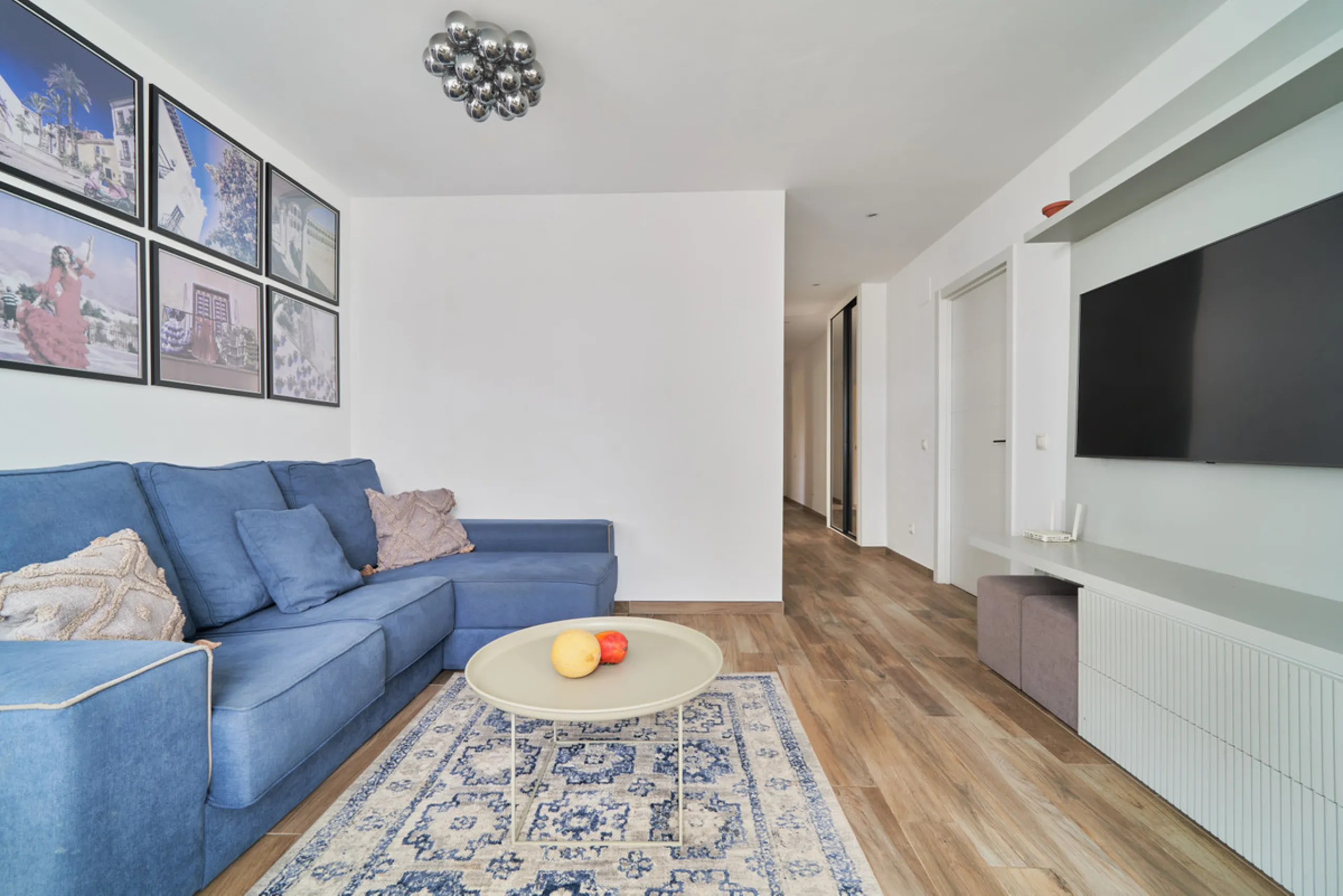 Just moments from the shoreline, this elegant 2-bedroom, 2-bathroom apartment is nestled within the sought-after gated community of Jardines de las Golondrinas, just 200 metres from one of Marbella's finest sandy beaches. Set in the prestigious area of El