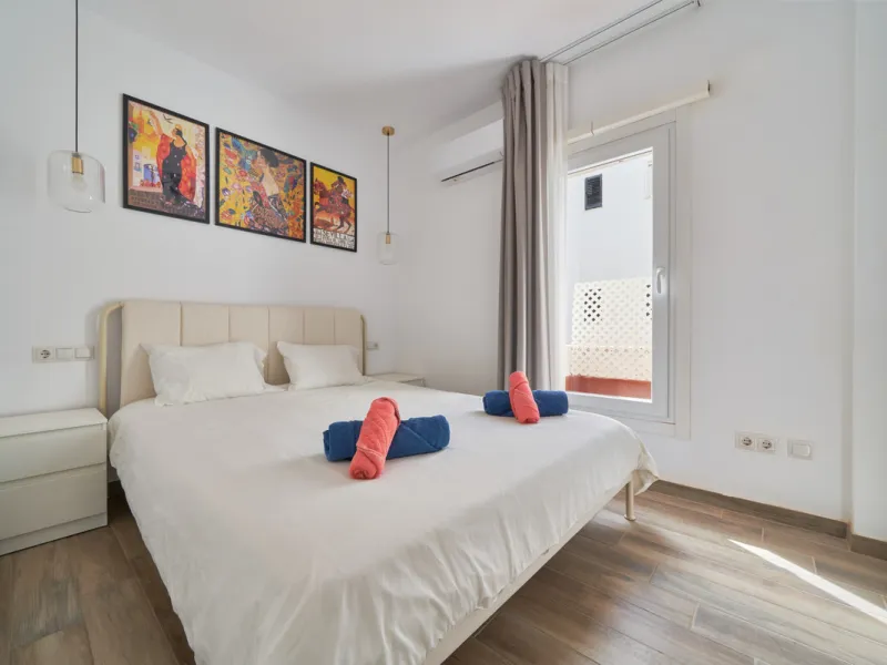 Just moments from the shoreline, this elegant 2-bedroom, 2-bathroom apartment is nestled within the sought-after gated community of Jardines de las Golondrinas, just 200 metres from one of Marbella's finest sandy beaches. Set in the prestigious area of El