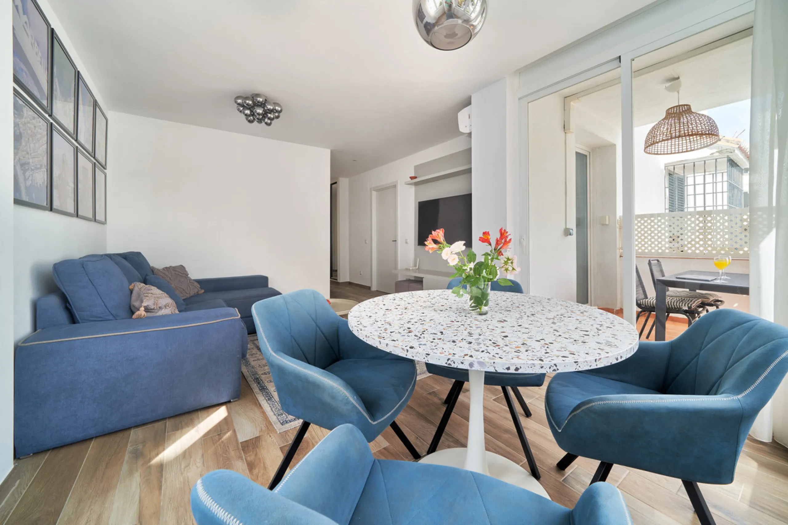 Just moments from the shoreline, this elegant 2-bedroom, 2-bathroom apartment is nestled within the sought-after gated community of Jardines de las Golondrinas, just 200 metres from one of Marbella's finest sandy beaches. Set in the prestigious area of El