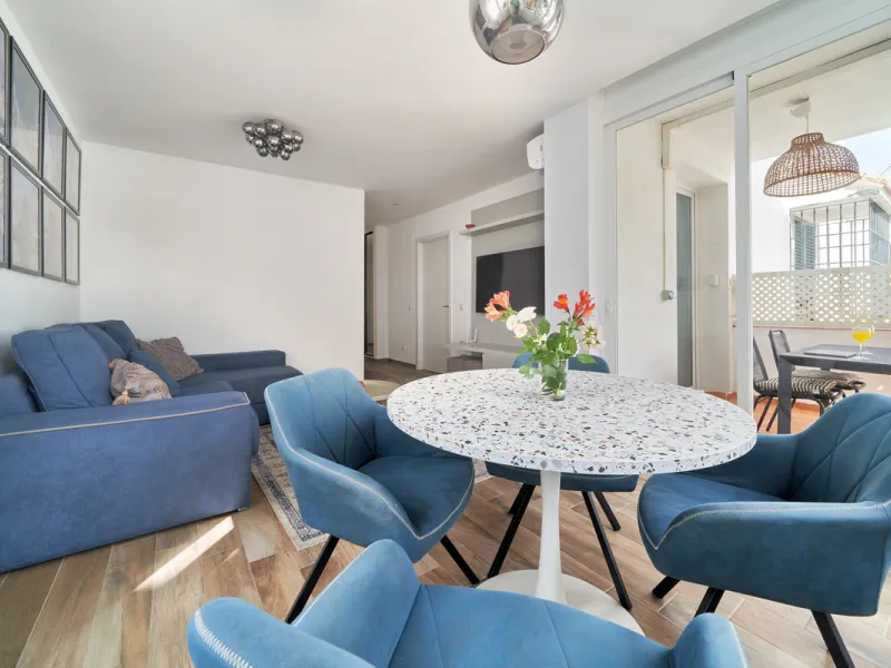 Just moments from the shoreline, this elegant 2-bedroom, 2-bathroom apartment is nestled within the sought-after gated community of Jardines de las Golondrinas, just 200 metres from one of Marbella's finest sandy beaches. Set in the prestigious area of El