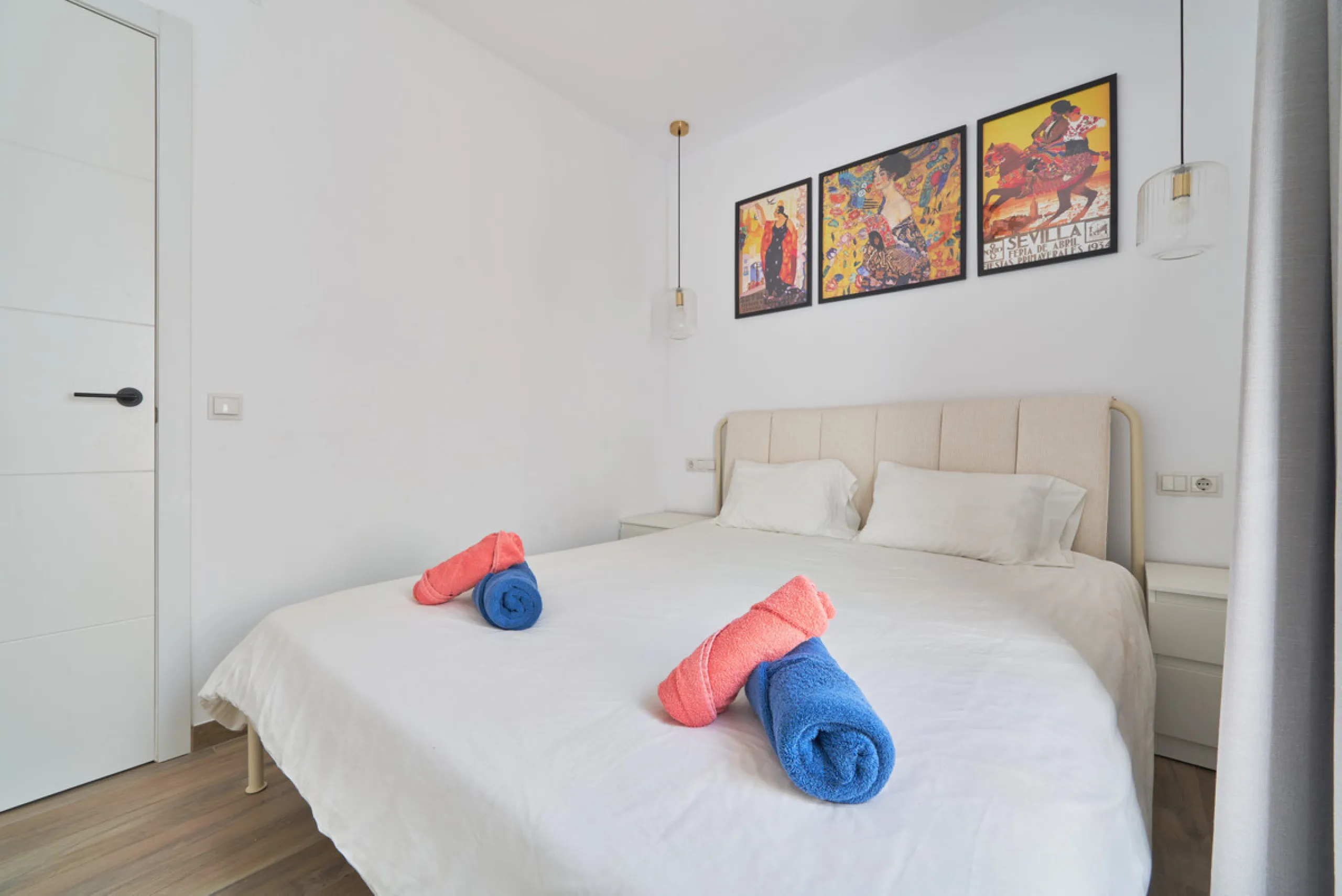 Just moments from the shoreline, this elegant 2-bedroom, 2-bathroom apartment is nestled within the sought-after gated community of Jardines de las Golondrinas, just 200 metres from one of Marbella's finest sandy beaches. Set in the prestigious area of El