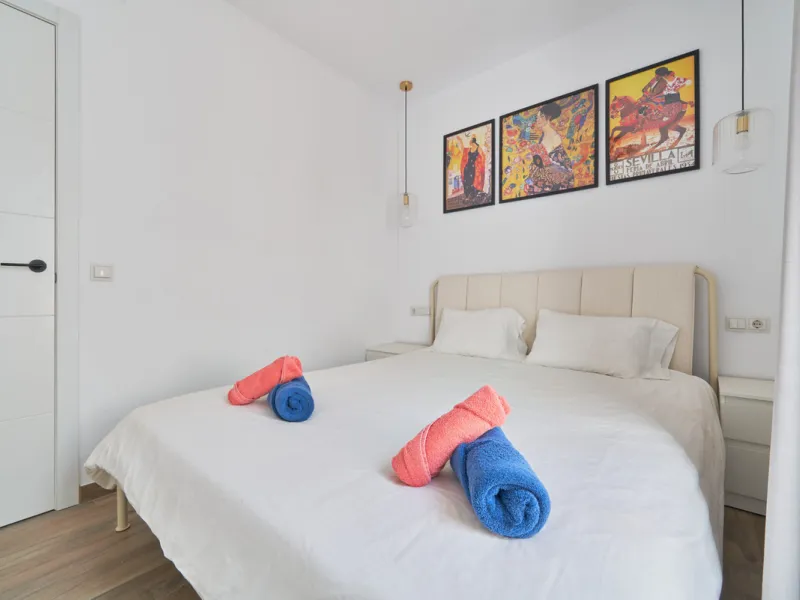 Just moments from the shoreline, this elegant 2-bedroom, 2-bathroom apartment is nestled within the sought-after gated community of Jardines de las Golondrinas, just 200 metres from one of Marbella's finest sandy beaches. Set in the prestigious area of El