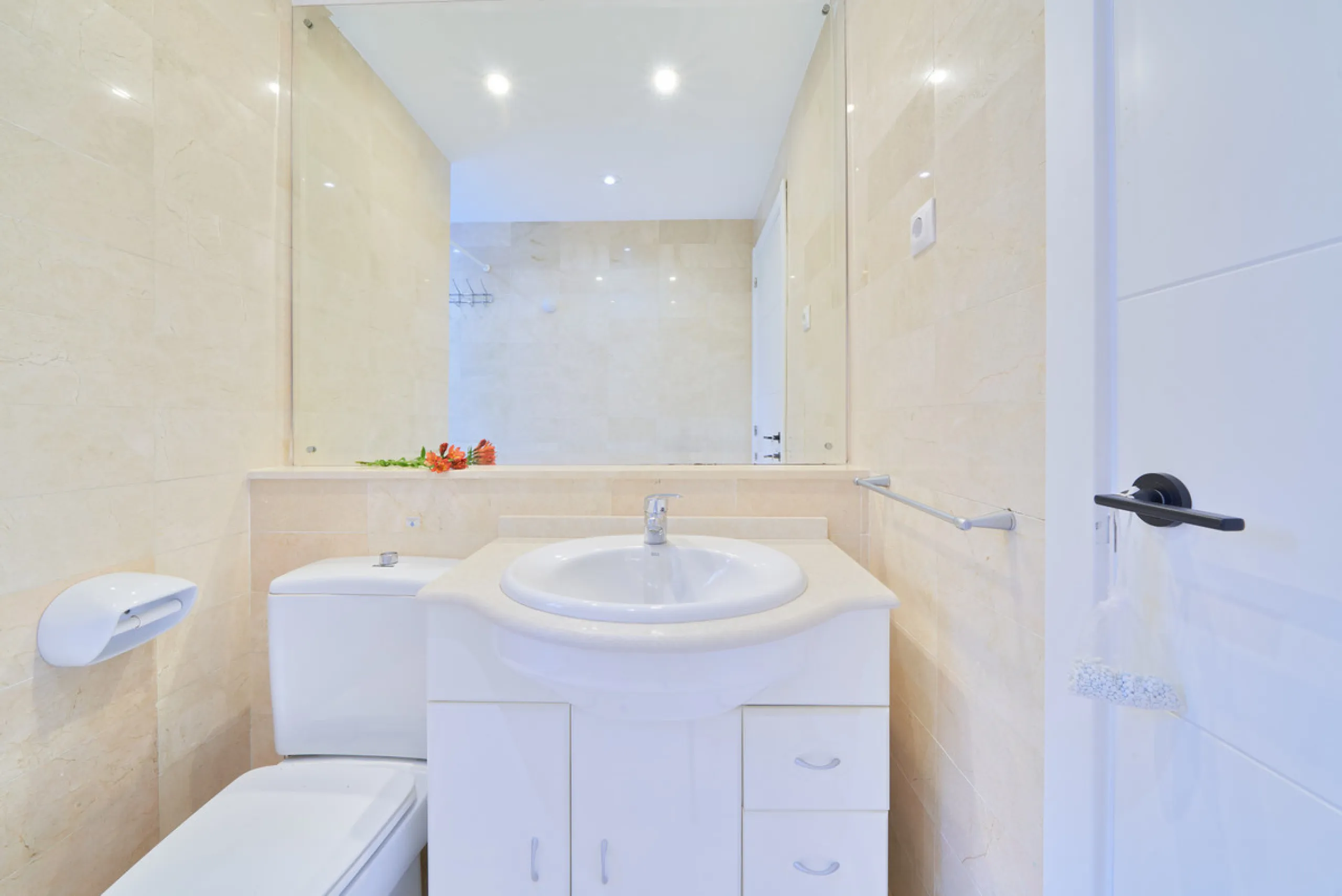 Just moments from the shoreline, this elegant 2-bedroom, 2-bathroom apartment is nestled within the sought-after gated community of Jardines de las Golondrinas, just 200 metres from one of Marbella's finest sandy beaches. Set in the prestigious area of El