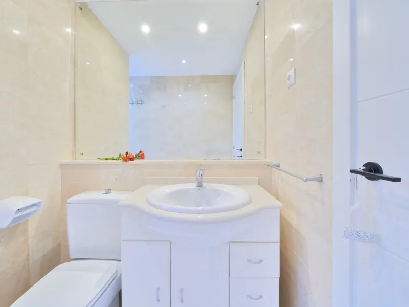 Just moments from the shoreline, this elegant 2-bedroom, 2-bathroom apartment is nestled within the sought-after gated community of Jardines de las Golondrinas, just 200 metres from one of Marbella's finest sandy beaches. Set in the prestigious area of El