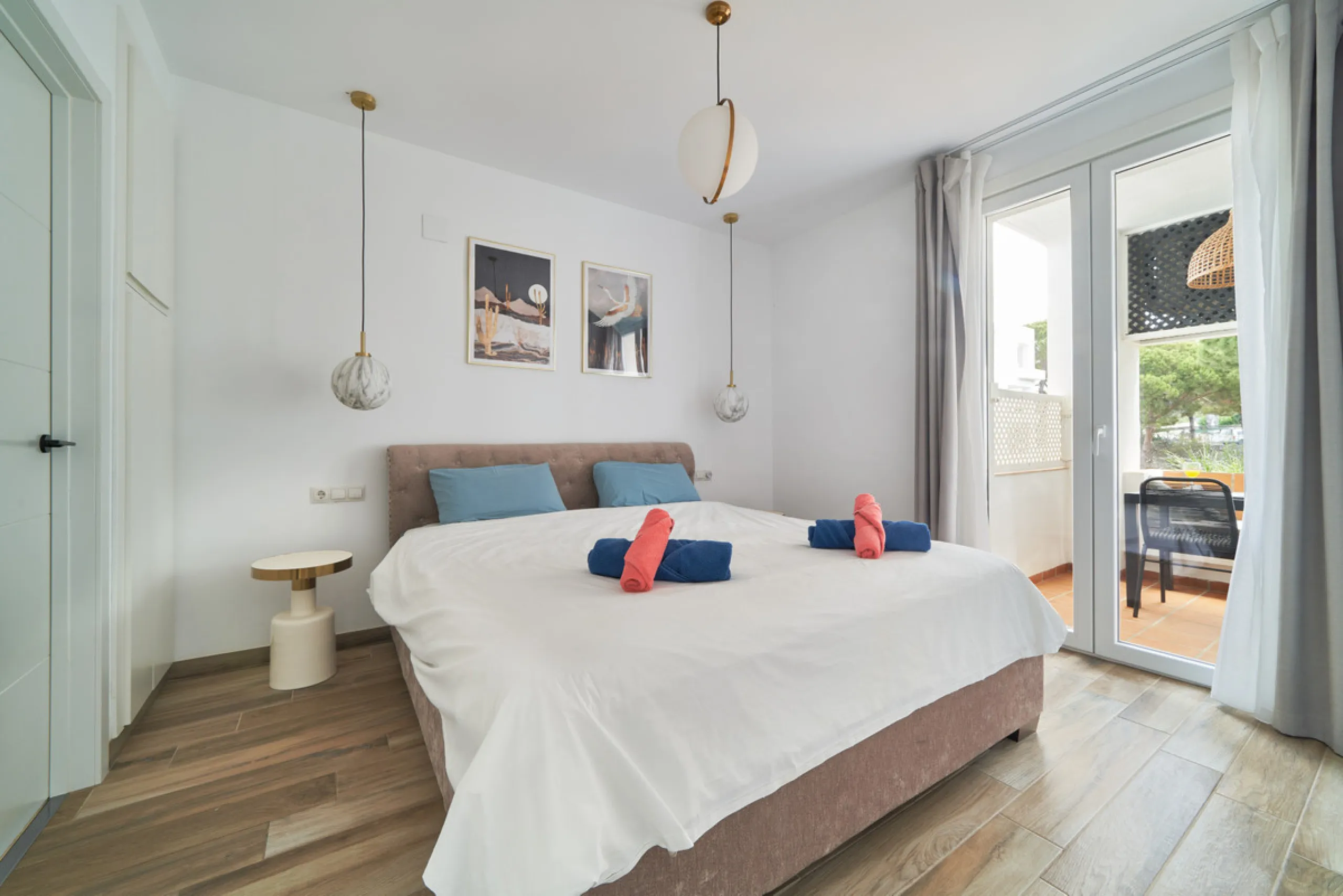Just moments from the shoreline, this elegant 2-bedroom, 2-bathroom apartment is nestled within the sought-after gated community of Jardines de las Golondrinas, just 200 metres from one of Marbella's finest sandy beaches. Set in the prestigious area of El