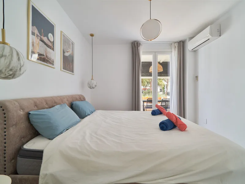 Just moments from the shoreline, this elegant 2-bedroom, 2-bathroom apartment is nestled within the sought-after gated community of Jardines de las Golondrinas, just 200 metres from one of Marbella's finest sandy beaches. Set in the prestigious area of El
