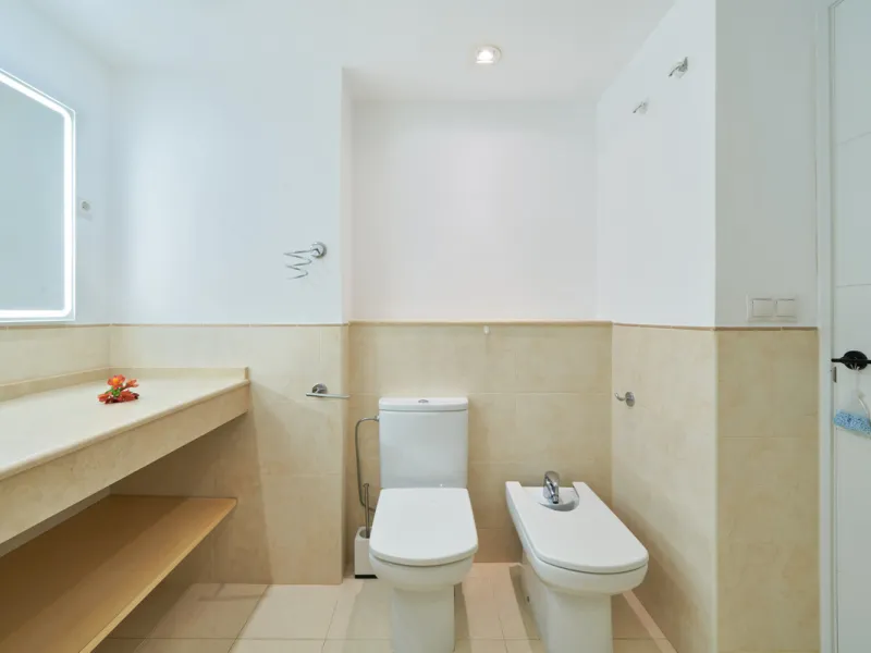 Just moments from the shoreline, this elegant 2-bedroom, 2-bathroom apartment is nestled within the sought-after gated community of Jardines de las Golondrinas, just 200 metres from one of Marbella's finest sandy beaches. Set in the prestigious area of El