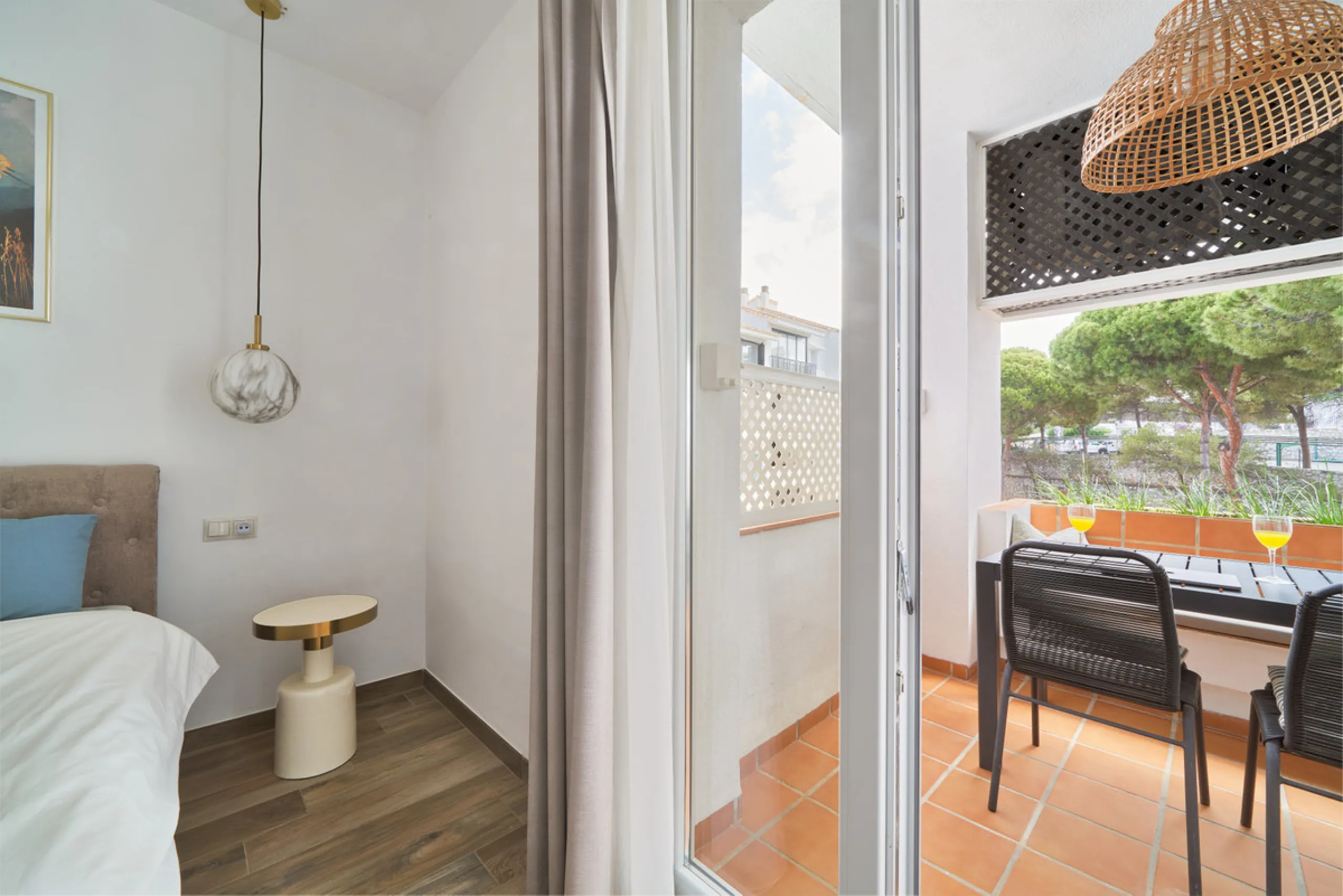 Just moments from the shoreline, this elegant 2-bedroom, 2-bathroom apartment is nestled within the sought-after gated community of Jardines de las Golondrinas, just 200 metres from one of Marbella's finest sandy beaches. Set in the prestigious area of El