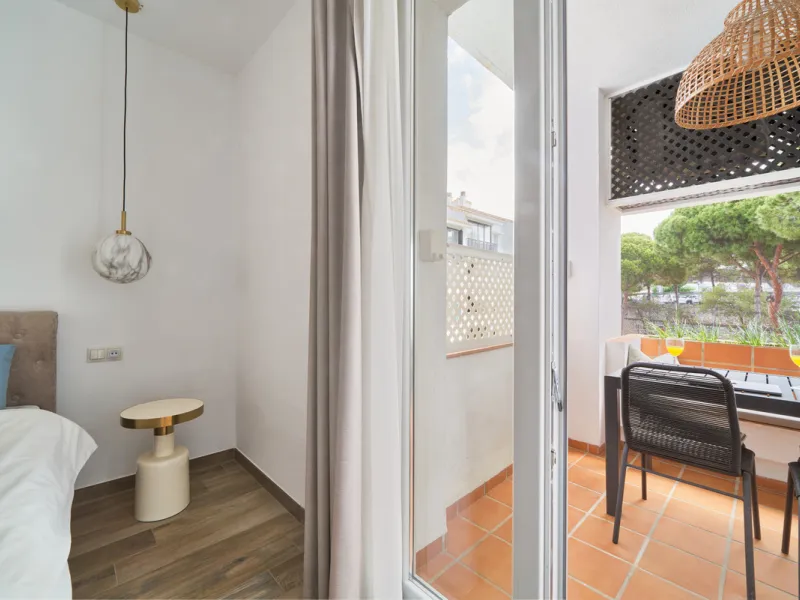 Just moments from the shoreline, this elegant 2-bedroom, 2-bathroom apartment is nestled within the sought-after gated community of Jardines de las Golondrinas, just 200 metres from one of Marbella's finest sandy beaches. Set in the prestigious area of El
