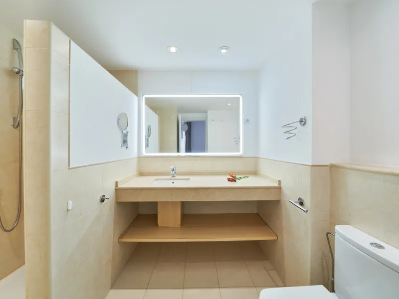 Just moments from the shoreline, this elegant 2-bedroom, 2-bathroom apartment is nestled within the sought-after gated community of Jardines de las Golondrinas, just 200 metres from one of Marbella's finest sandy beaches. Set in the prestigious area of El